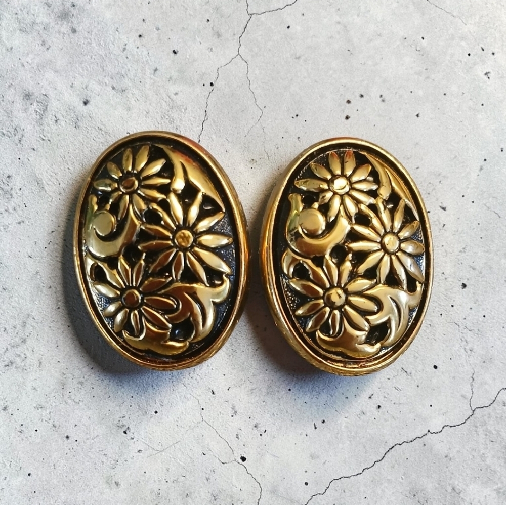 Vintage Gold Tone Floral Design Earrings 1"